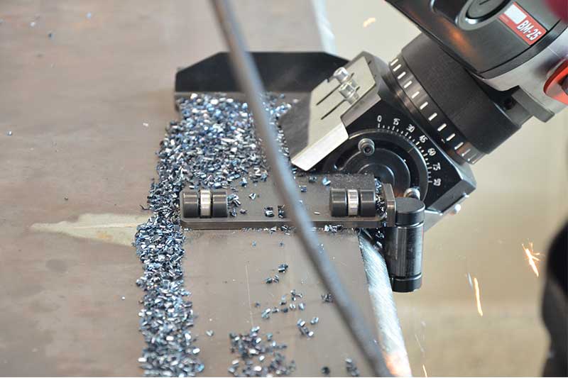 Continuously adjustable bevel angle between 0 and 90 degrees