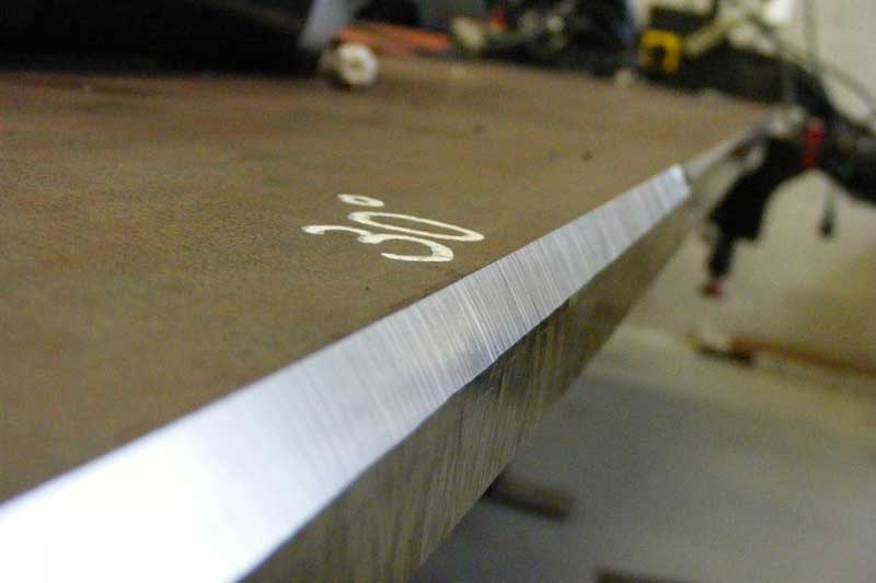 Continuously adjustable bevel angle between 0 and 90 degrees