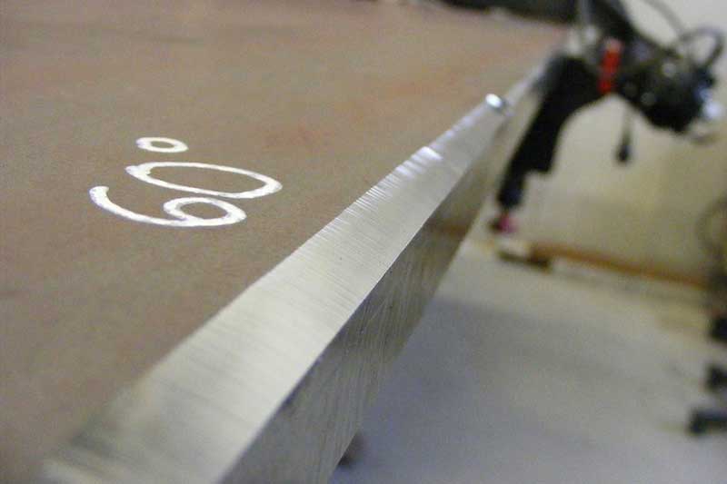 Continuously adjustable bevel angle between 0 and 90 degrees