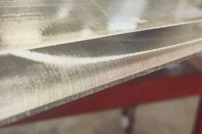 Continuously adjustable bevel angle between 0 and 90 degrees: