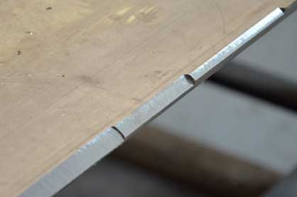 Continuously adjustable bevel angle between 0 and 90 degrees: